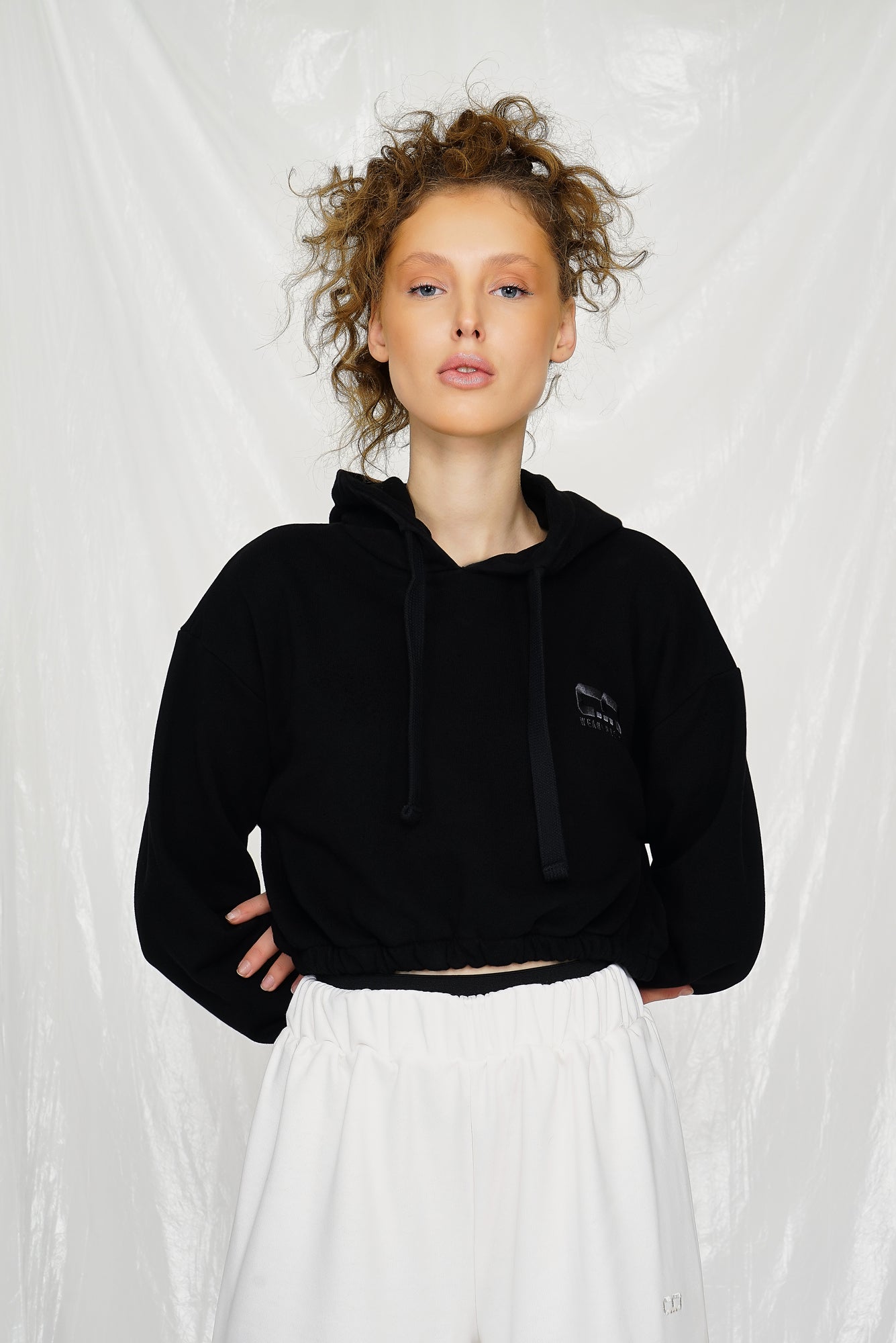 Cropped Hoodie in Schwarz