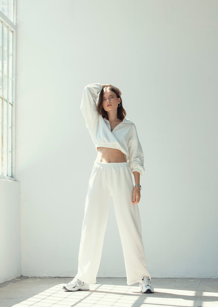 "VOILA" Crop Sweatshirt mit Stehkragen in weiß