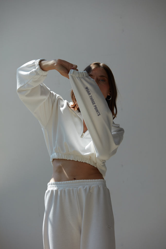 "VOILA" Crop Sweatshirt mit Stehkragen in weiß