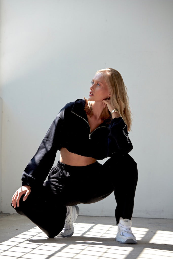 "VOILA" Crop Sweatshirt mit Stehkragen in schwarz