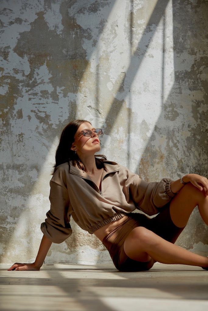 "VOILA" Crop Sweatshirt mit Stehkragen in braun