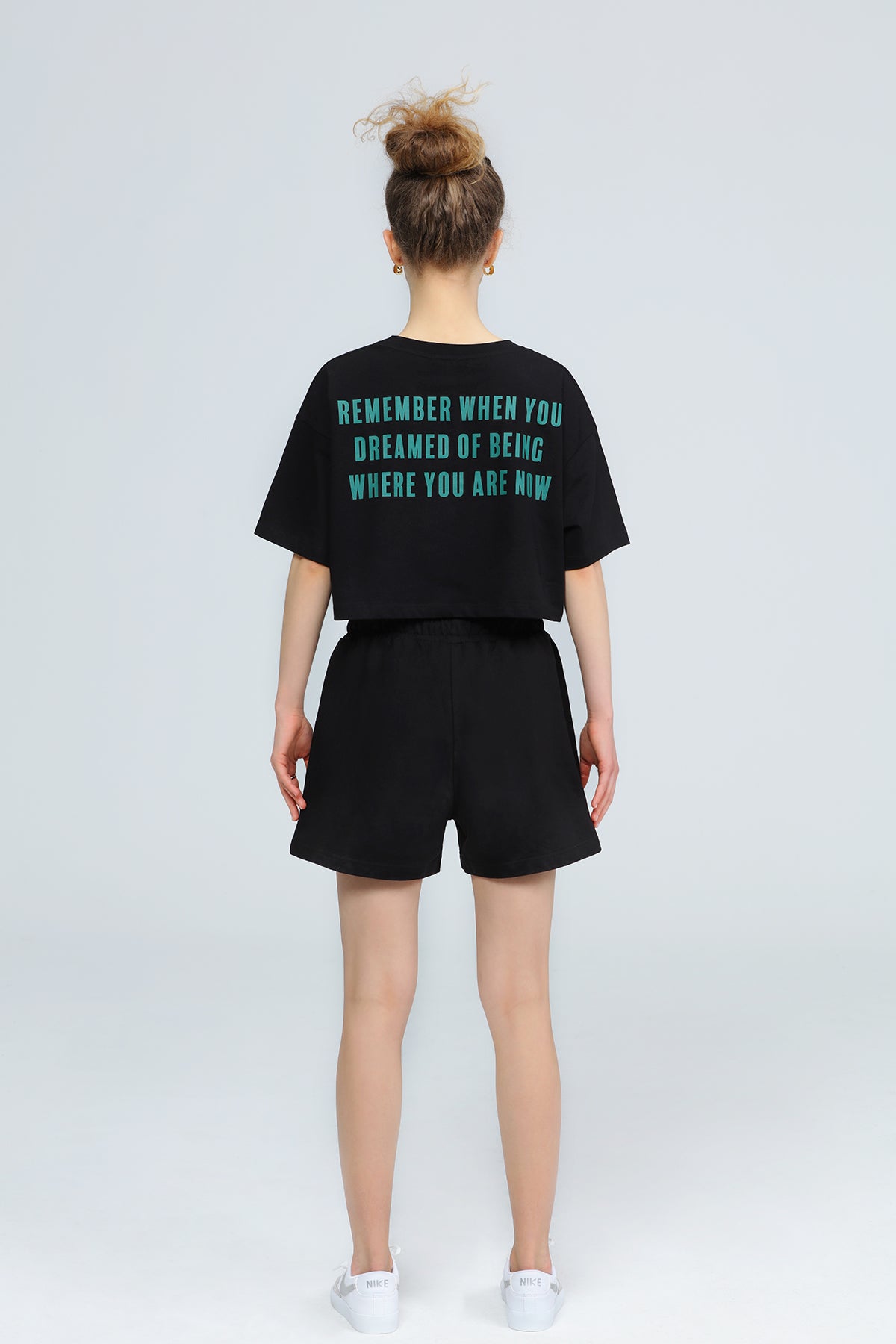 "WEEKEND" Crop T-Shirt in schwarz