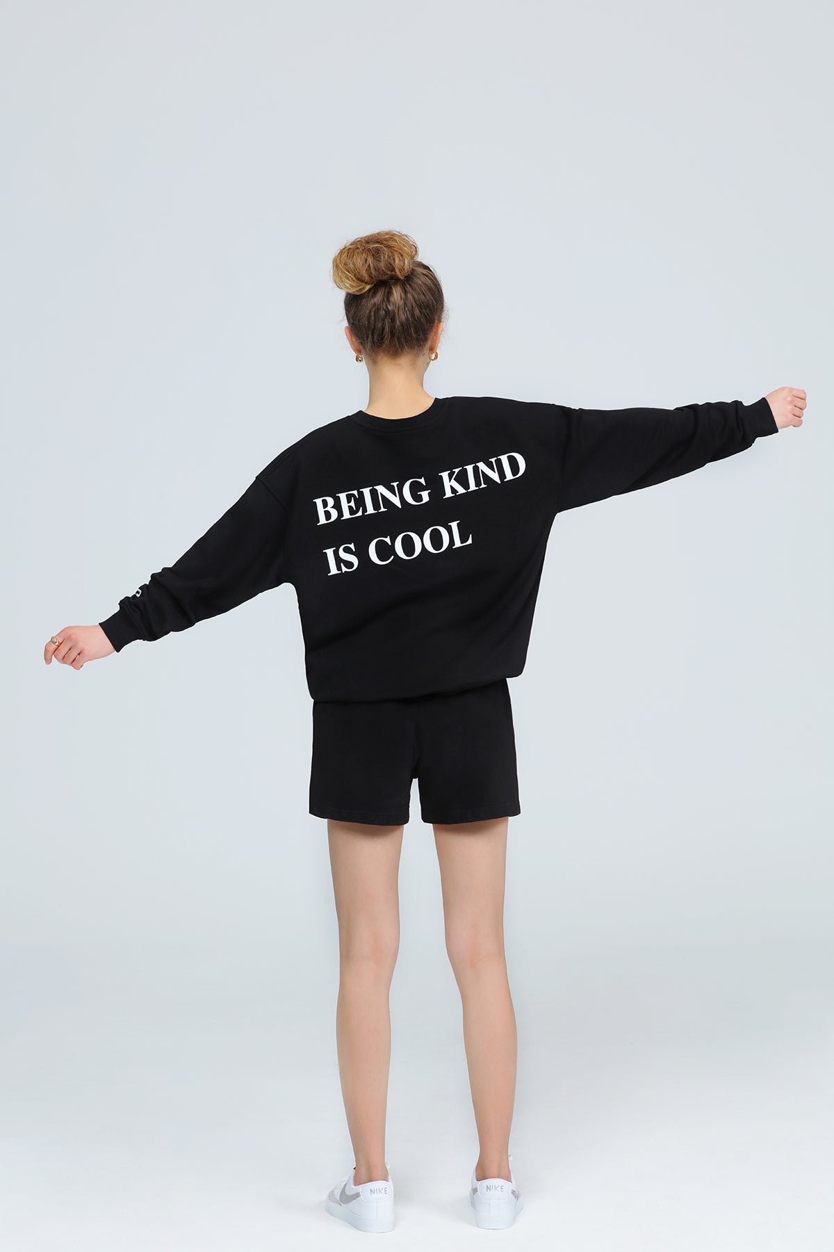 "WEEKEND" Oversized Sweatshirt in schwarz
