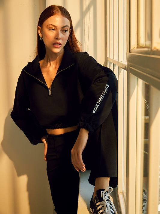 "VOILA" Crop Sweatshirt mit Stehkragen in schwarz
