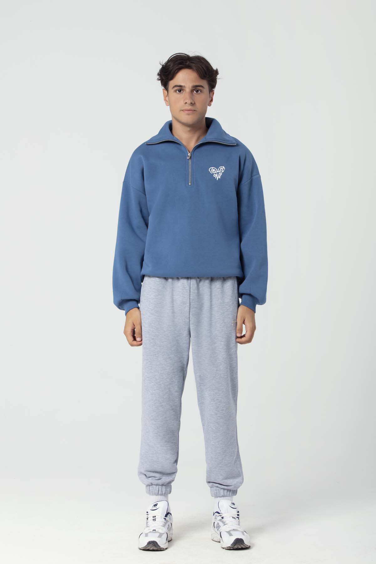 "TRUST NO ONE" Oversized Sweatshirt in blau