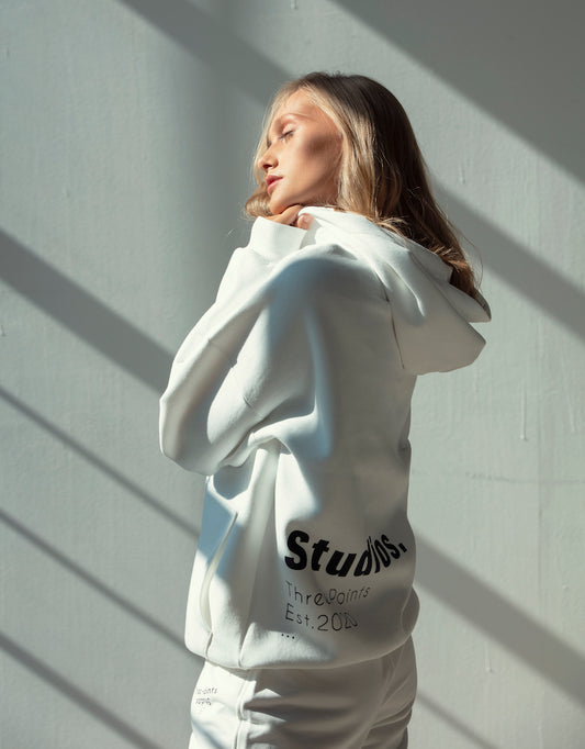 "STUDIOS" Hoodie in weiß