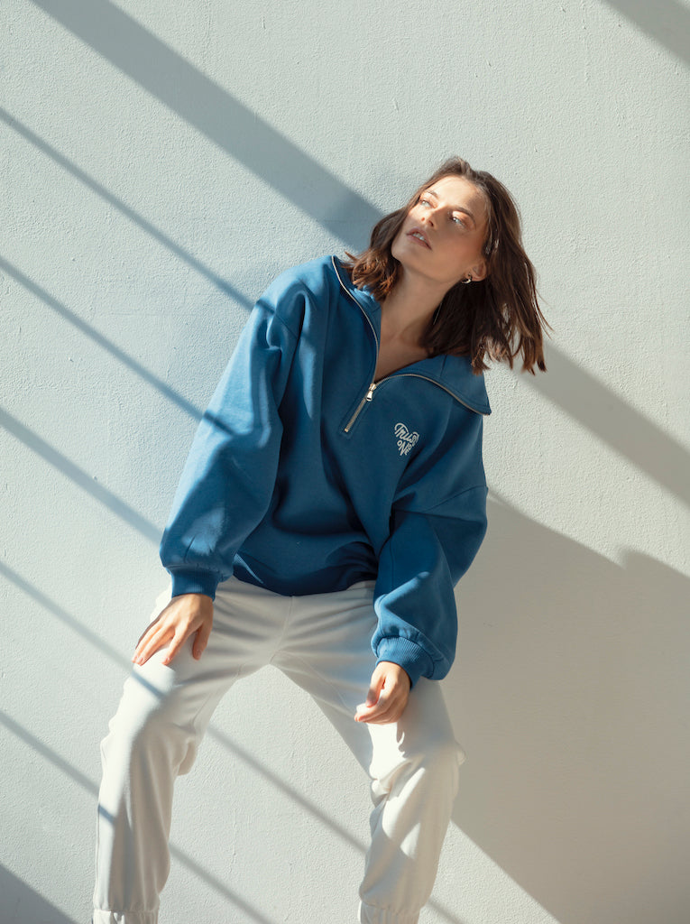 "TRUST NO ONE" Oversized Sweatshirt in blau