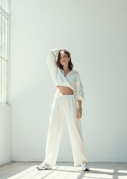 "VOILA" Crop Sweatshirt mit Stehkragen in weiß