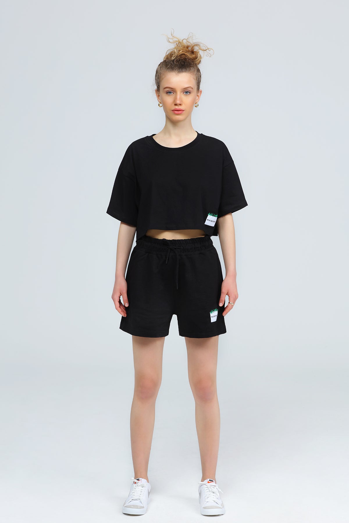 "WEEKEND" Crop T-Shirt in schwarz